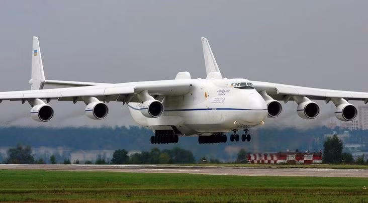 An-225 (tên đầy đủ Antonov An-225 Mriya) có tải trọng khổng lồ lên tới 640 tấn là chiếc máy bay vận tải lớn nhất thế giới hiện nay.