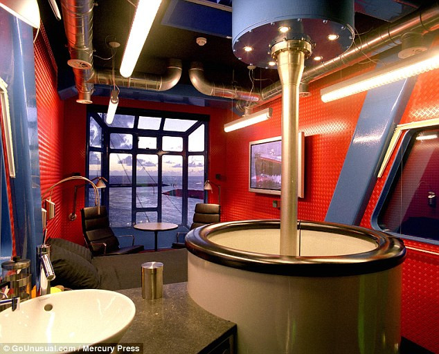 Phòng ngủ trang trí theo phong cách hiện đại với hệ thống âm thanh và màn hình phẳng. Ảnh: DM.