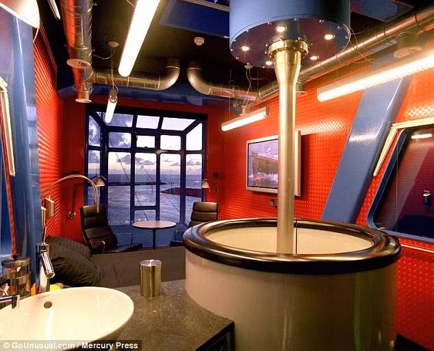 Phòng ngủ trang trí theo phong cách hiện đại với hệ thống âm thanh và màn hình phẳng. Ảnh: DM.