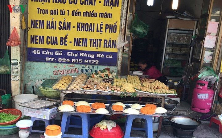 Các loại thực phẩm chay cũng thu hút nhiều khách hàng, phổ biến thường là gà, cá thu, tôm, thịt quay, sườn, nem được chế biến từ các loại rau, củ, quả. Giá của các loại thực phẩm chay đều tăng từ 20 đến 30% so với ngày thường. Năm nay, dịch vụ nhận đặt cỗ cúng rằm cũng được nhiều khách hàng quan tâm.