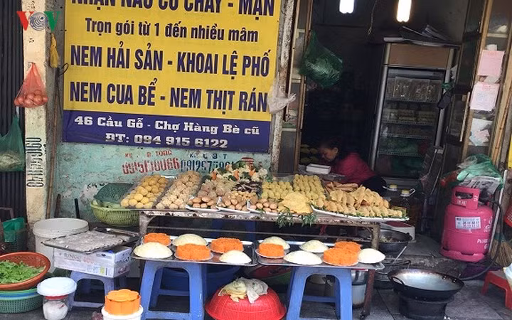 Các loại thực phẩm chay cũng thu hút nhiều khách hàng, phổ biến thường là gà, cá thu, tôm, thịt quay, sườn, nem được chế biến từ các loại rau, củ, quả. Giá của các loại thực phẩm chay đều tăng từ 20 đến 30% so với ngày thường. Năm nay, dịch vụ nhận đặt cỗ cúng rằm cũng được nhiều khách hàng quan tâm.