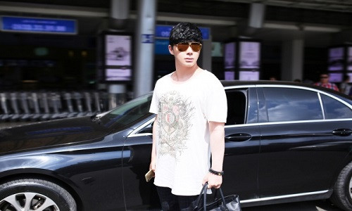 Nathan Lee diện trang phục của thương hiệu Balmain cùng loạt phụ kiện hàng hiệu với tổng giá trị lên đến hơn 300 triệu đồng khi tự lái xe sang ra sân bay. Ảnh: saostar.