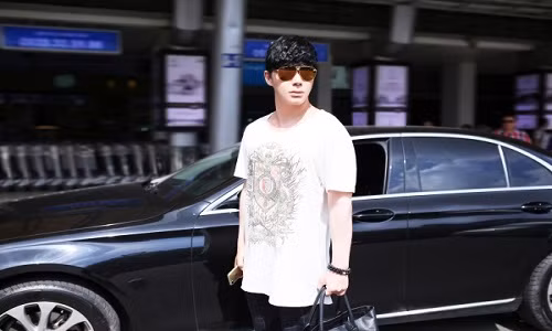 Nathan Lee diện trang phục của thương hiệu Balmain cùng loạt phụ kiện hàng hiệu với tổng giá trị lên đến hơn 300 triệu đồng khi tự lái xe sang ra sân bay. Ảnh: saostar.