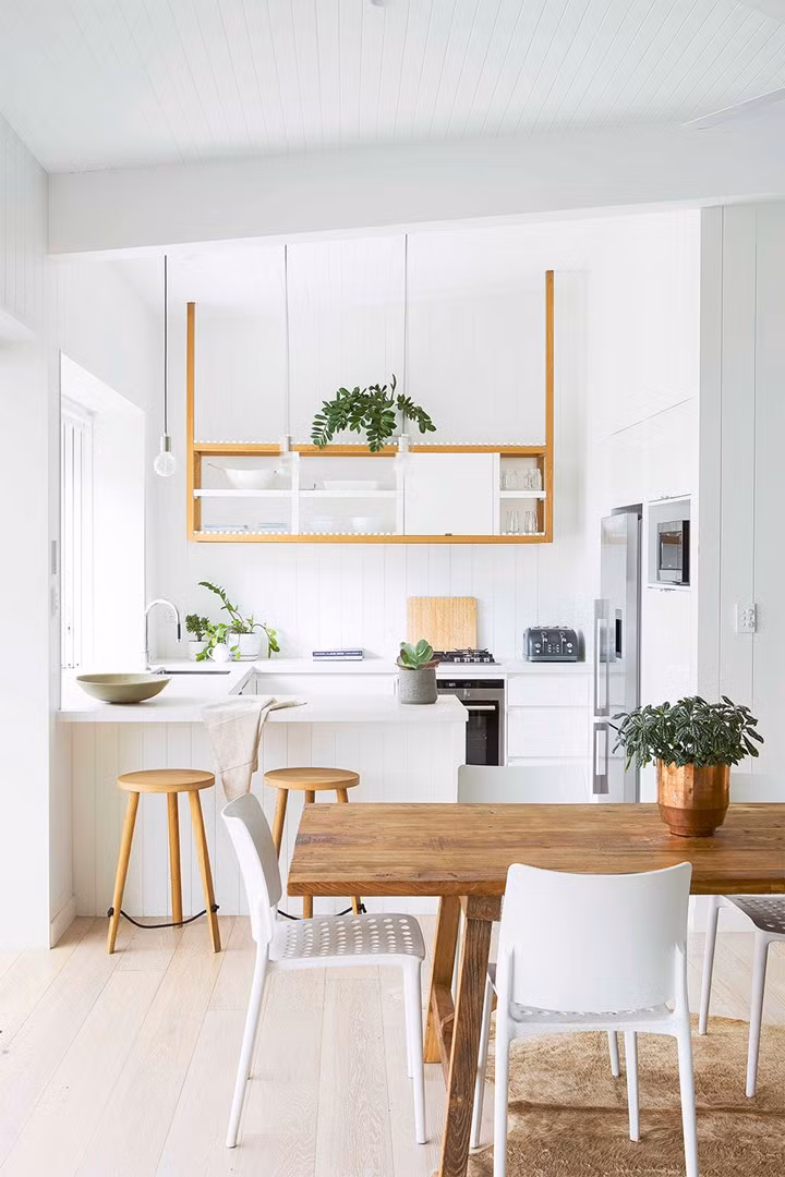 Toàn bộ góc bếp của ngôi nhà sử dụng tông màu trắng như nới rộng không gian.