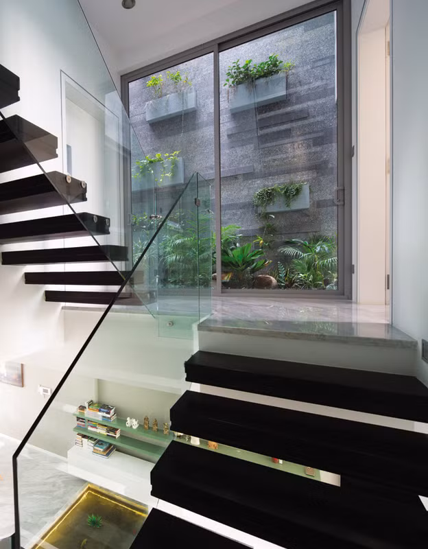 Ô kính rộng được bố trí tại khu vực cầu thang tạo nên không gian thoáng đãng.