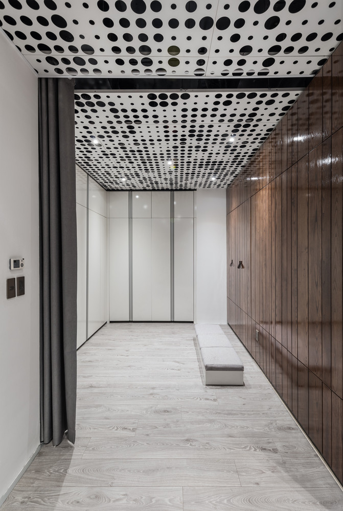 Khu vực đa năng được ngăn nhẹ bằng rèm vải, có hệ thống tủ âm tường lớn.