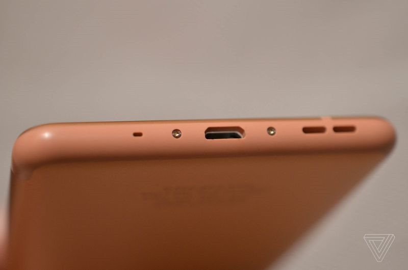 Nokia 5.1 có sẵn các màu gồm màu đồng, xanh và đen (trong đó màu đen sẽ bán ra sau). Máy lên kệ từ tháng 7 với giá từ 218 USD cho bản dung lượng 16 GB/RAM 2 GB.