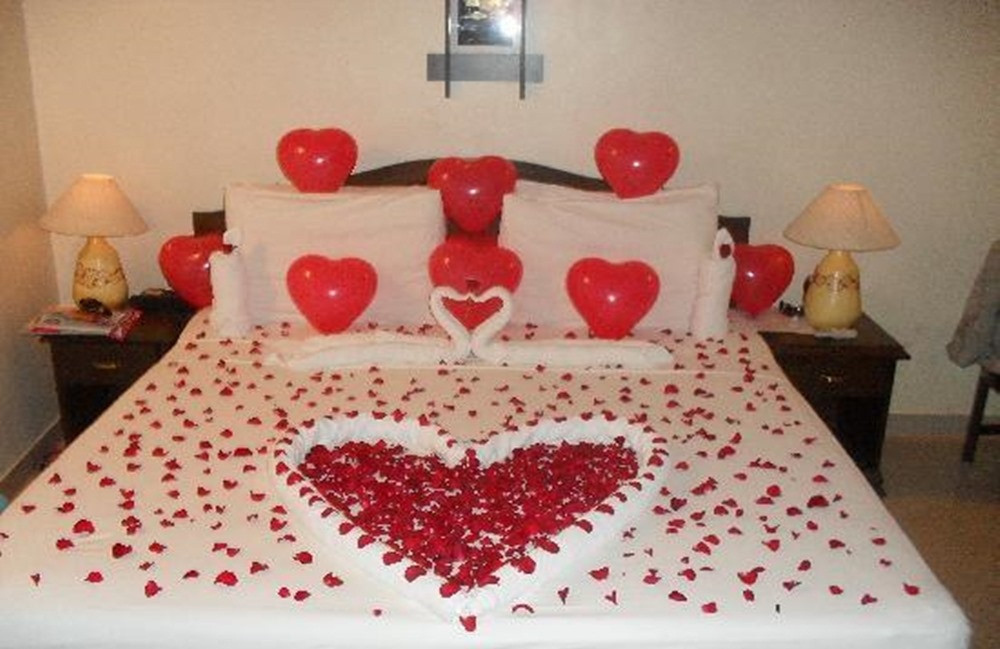 Cầu kỳ hơn có thể xếp cánh hoa thành hình trái tim. Ảnh: Printest.