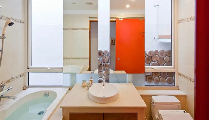 Phòng tắm tiện nghi với kệ tủ ngăn chia khu vực khô và khu vực ướt.