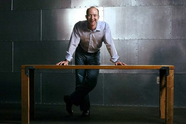 Trở thành tỷ phú giàu nhất mọi thời đại nhưng bàn làm việc của Jeff Bezos tại văn phòng Amazon vẫn là một chiếc bàn ghép từ cánh cửa. Ảnh: BI.