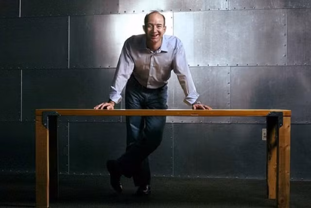 Trở thành tỷ phú giàu nhất mọi thời đại nhưng bàn làm việc của Jeff Bezos tại văn phòng Amazon vẫn là một chiếc bàn ghép từ cánh cửa. Ảnh: BI.