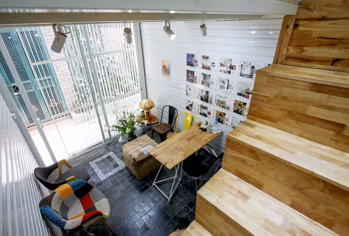 Ngôi nhà gồm 2 tầng chính, xen giữa là gác lửng với chiều cao khác nhau tạo sự thông thoáng.