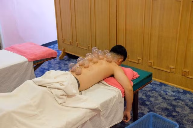 Các thành viên “con nhà giàu Triều Tiên” vui chơi tại một khu giải trí trong nước.