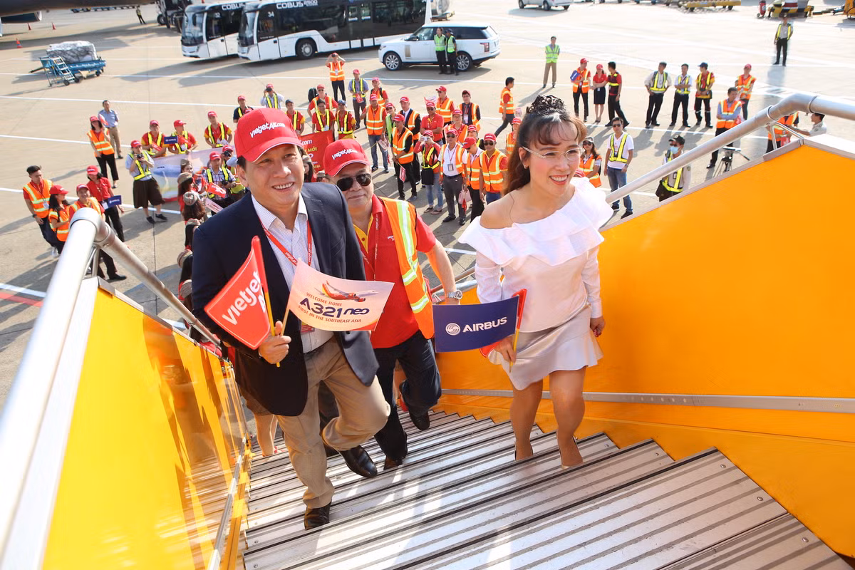 Chiếc A321neo đáp xuống Sân bay quốc tế Tân Sơn Nhất vào chiều ngày đầu năm 2018 đánh dấu cột mốc quan trọng của Vietjet, trở thành hãng hàng không đầu tiên, duy nhất trong khu vực Đông Nam Á vận hành thế hệ tàu bay mới nhất của Airbus. Ảnh: Vietjet.