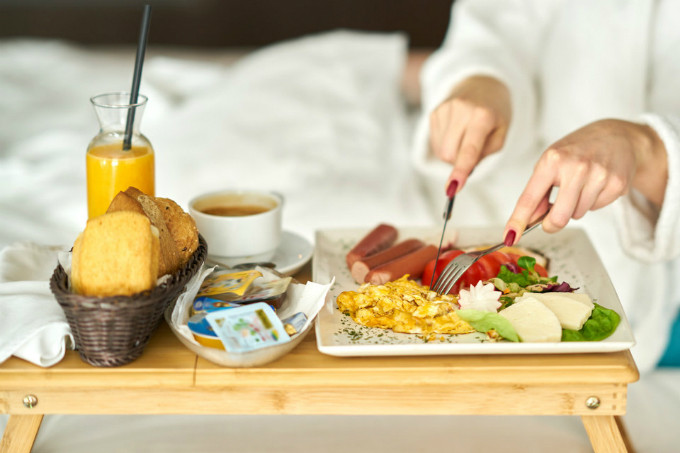  Có gián trong khách sạn 5 sao. Trong nhà bếp của khách sạn cao cấp cũng có vài con gián, song trong phòng khách thì điều này không được phép xảy ra.