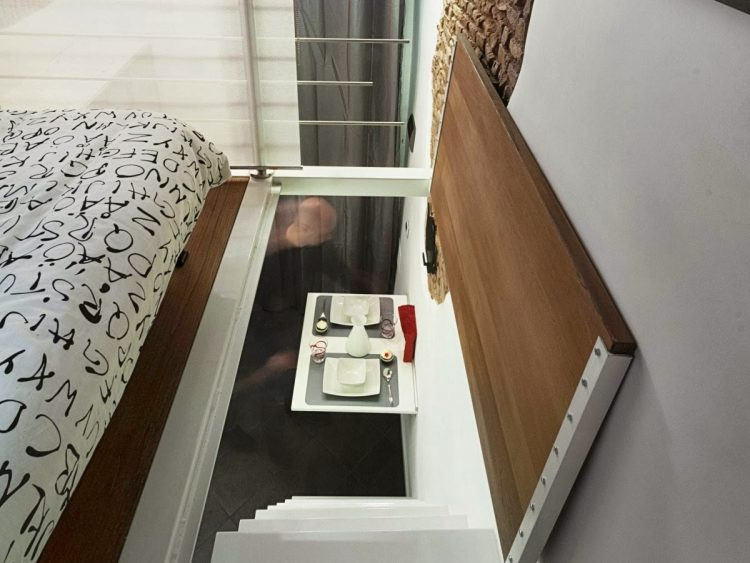 Cánh cửa thiết kế dạng lật được mở ra khi đi lên gác xép.