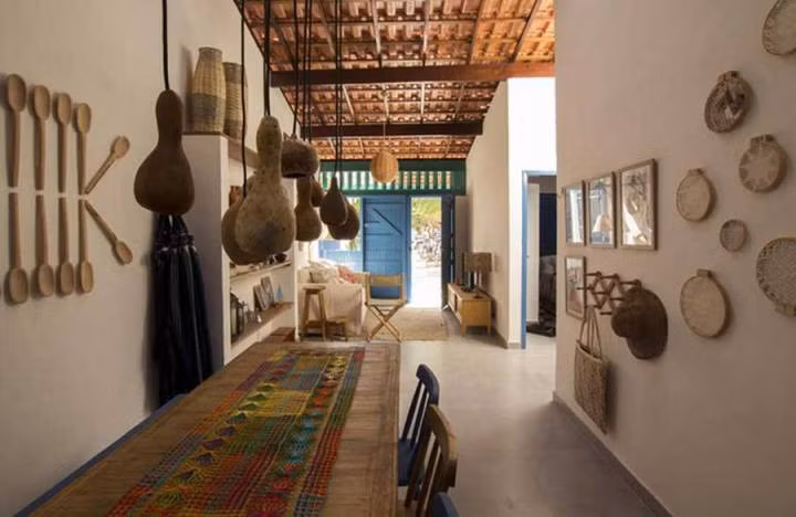 Thông với phòng khách là bàn ăn bằng gỗ mộc mạc.