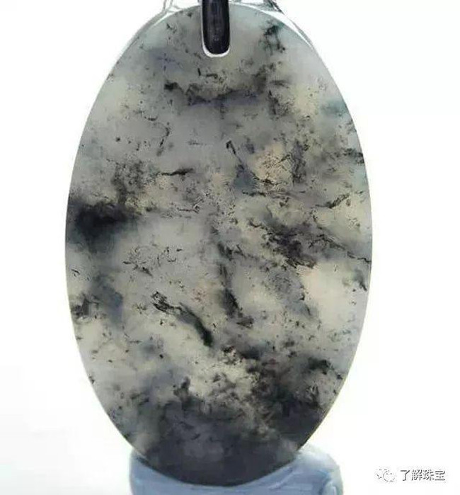 Ngọc bích đen có 3 loại: Loại 1 màu đen đậm dày toát lên vẻ thuần khiết, phân bố đều cả miếng ngọc. Loại 2 có hoa văn đậm nét, phân bố khá đều. Loại 3 có màu đen phân bố thành từng mảnh nhỏ, độ đậm nhạt không đồng đều như loại 1 và 2.