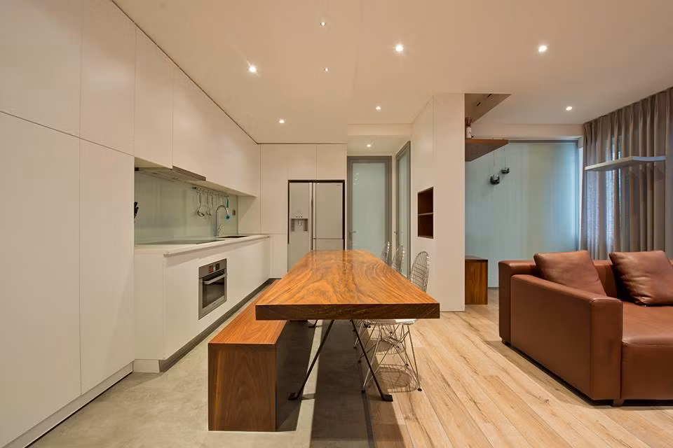 Bếp được dịch chuyển về góc nhà giúp nới rộng không gian phòng khách.