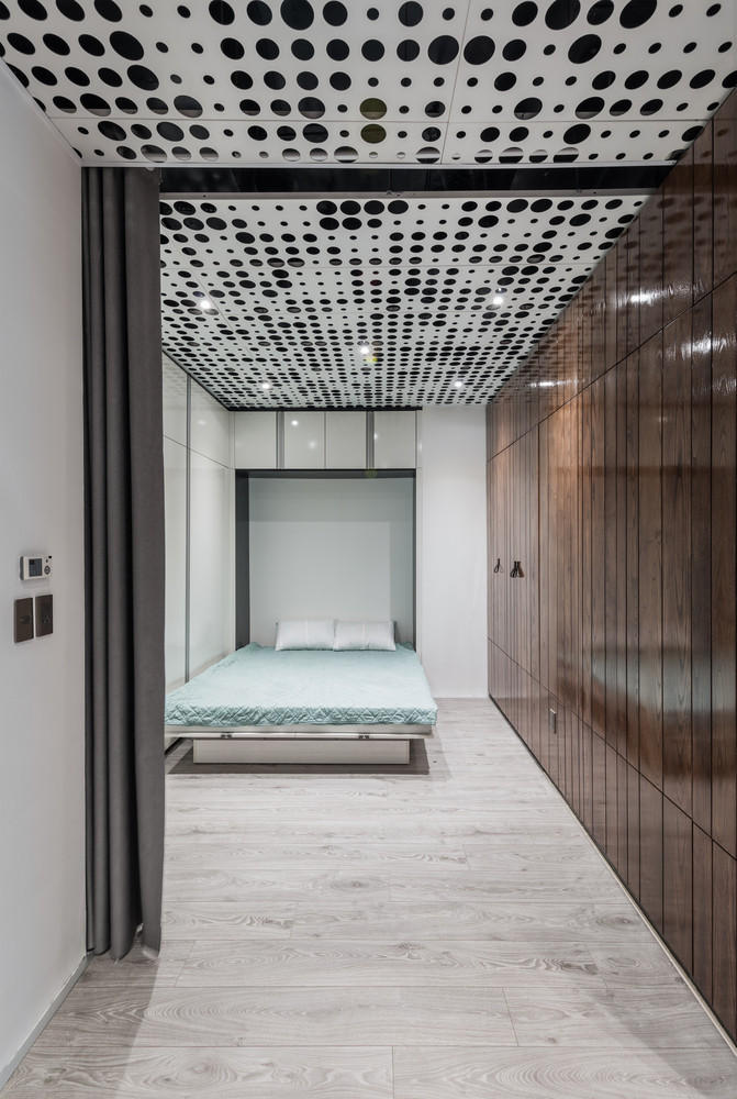 Phía trong có hệ thống tủ âm tường, kết hợp gường sau cánh tủ làm chỗ nghỉ ngơi cho khách khi cần.