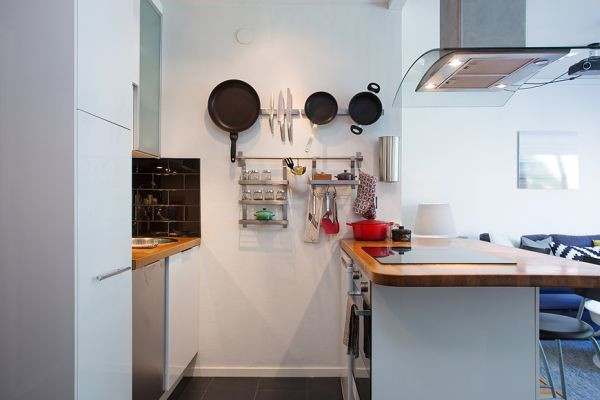 Thay vì tủ bếp tốn nhiều diện tích là kệ giá treo tường.