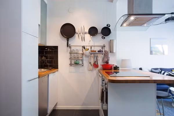 Thay vì tủ bếp tốn nhiều diện tích là kệ giá treo tường.