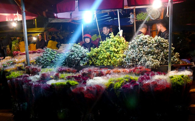 Chợ đông vui nhất là khoảng 1-2h sáng. Ảnh: Dangcongsan.