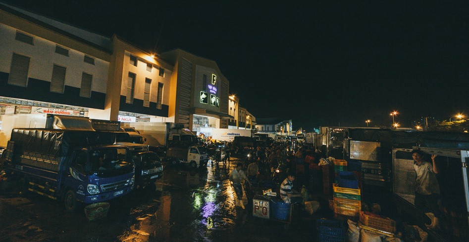 Chợ Bình Điền (quận 8, TP HCM) được xem là chợ đầu mối lớn nhất Việt Nam, hoạt động sầm uất chủ yếu từ đêm khuya đến sáng. Ảnh: Zing.