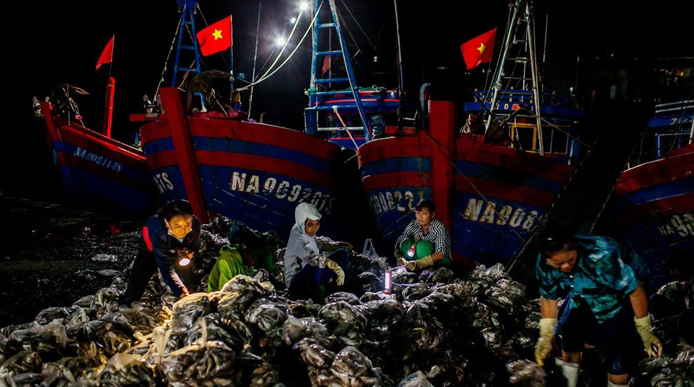 Bắt đầu từ 23h, các thương lái đã xôn xao chờ thuyền về. Ảnh: Baonghean.