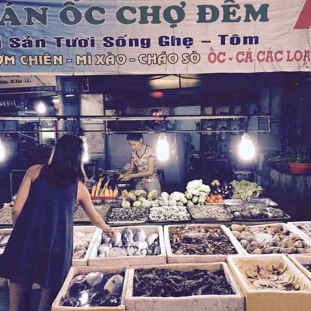 Gọi là chợ nhưng thực chất chỉ là một con đường dài, dọc hai bên tập trung khá nhiều hàng quán chỉ chuyên các loại hải sản tươi sống. Ảnh: @trinhthaithanhtan.