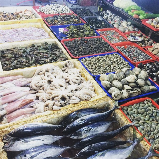 Tại đây có nhiều loại hải sản tươi ngon với các mức giá từ thấp đến cao như: ốc, cá, mực, cua biển, ghẹ, bạch tuộc, tôm tít,…Ảnh: @trungnguyen2906.
