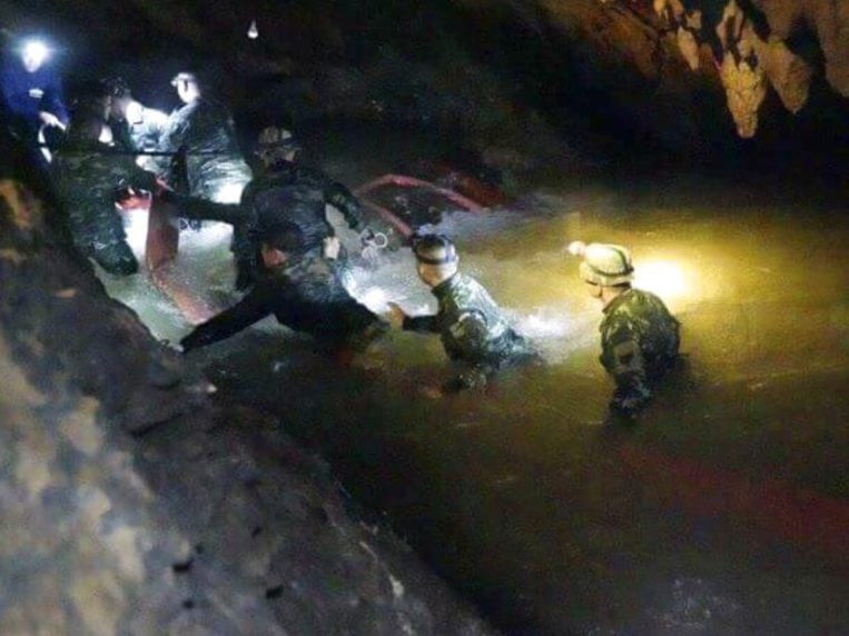 Hôm qua, Thái Lan đã giải cứu được 3 thành viên đội bóng nhí và huấn luyện viên ra khỏi hang. Ảnh: Suntimes.