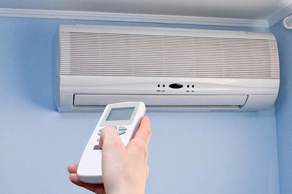 Hãy tắt điều hòa và sử dụng quạt vào những thời gian không quá nóng trong ngày, vừa giúp không gian phòng thông thoáng, vừa tiết kiệm điện năng.