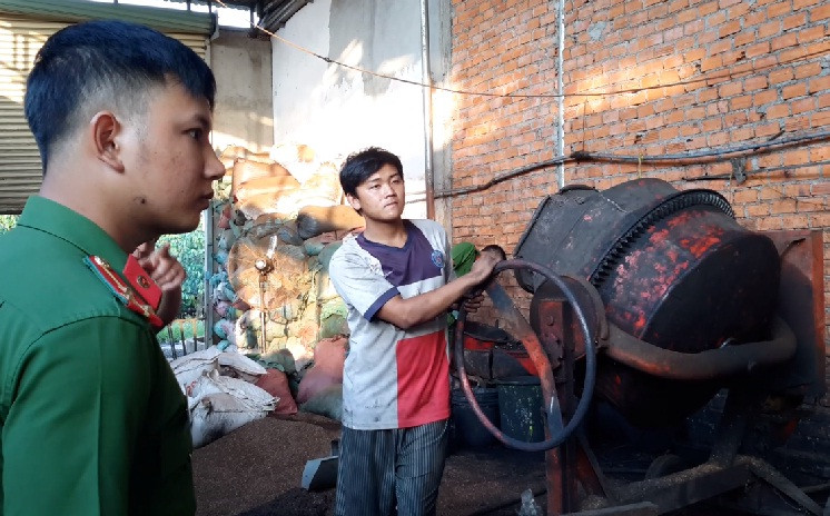 Sau khi nhuộm, cà phê được đóng gói bán ra thị trường để kiếm lời. Ảnh: NLĐ.