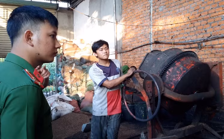 Sau khi nhuộm, cà phê được đóng gói bán ra thị trường để kiếm lời. Ảnh: NLĐ.