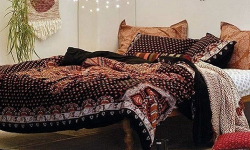 Một không gian nghỉ ngơi được lựa chọn sắp xếp với những vật dụng, đồ dùng có nhiều họa tiết khiến phòng ngủ vô cùng cá tính nhưng có phần hơi tối khi đêm buông xuống. Hãy hỗ trợ ánh sáng và nét đẹp tinh tế từ đèn led treo phía trên giường ngủ để không gian nghỉ ngơi đẹp lãng mạn trong những đêm cuối mùa xuân.