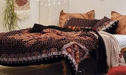 Một không gian nghỉ ngơi được lựa chọn sắp xếp với những vật dụng, đồ dùng có nhiều họa tiết khiến phòng ngủ vô cùng cá tính nhưng có phần hơi tối khi đêm buông xuống. Hãy hỗ trợ ánh sáng và nét đẹp tinh tế từ đèn led treo phía trên giường ngủ để không gian nghỉ ngơi đẹp lãng mạn trong những đêm cuối mùa xuân.