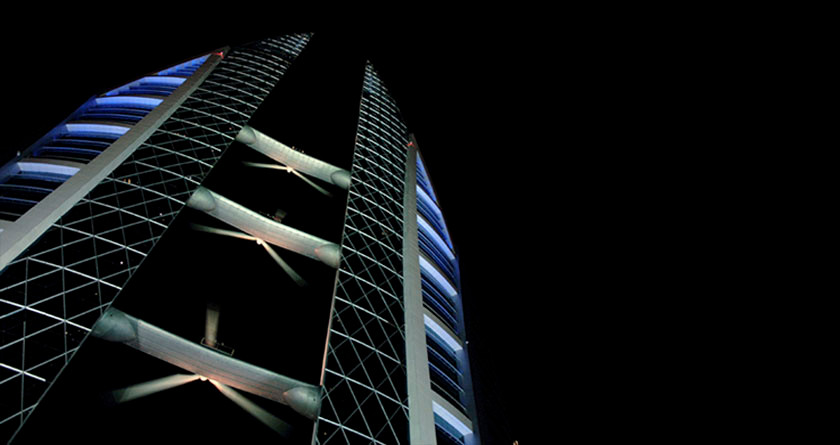 Nhờ đó, nguồn điện từ các tuabin phát ra đều đặn và liên tục, bảo đảm cung cấp khoảng 11 – 15% tổng năng lượng điện sử dụng cho hai tòa tháp (tương đương khoảng 1,1 – 1,3 GWh điện/năm). Ảnh: Printest.