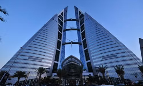 Trung tâm Thương mại thế giới Bahrain được thiết kế như hai cánh buồm đối xứng hai bên, tạo thành một đường luồng ở giữa cung cấp lượng gió ổn định cho các tuabin. Ảnh: Indiatimes.