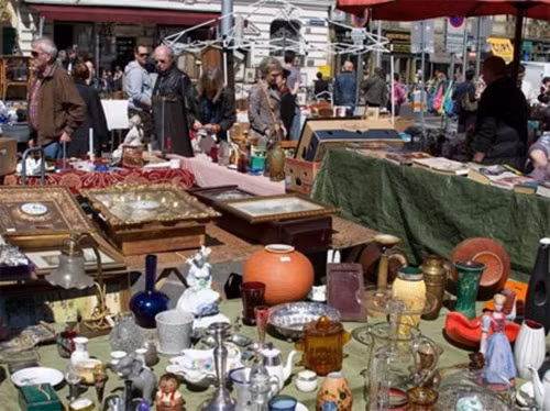 Người dân thủ đô Vienna nhiều lựa chọn mua sắm khác nhau, trong đó phải kể đến khu chợ ngoài trời nổi tiếng nhất châu Âu có tên Flohmarkt. Ảnh: BI.