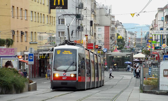 Mật độ phương tiện giao thông công cộng tại Vienna cao với khoảng 4.500 nhà ga phục vụ việc đi lại hàng ngày của người dân. Ảnh: Random streets.