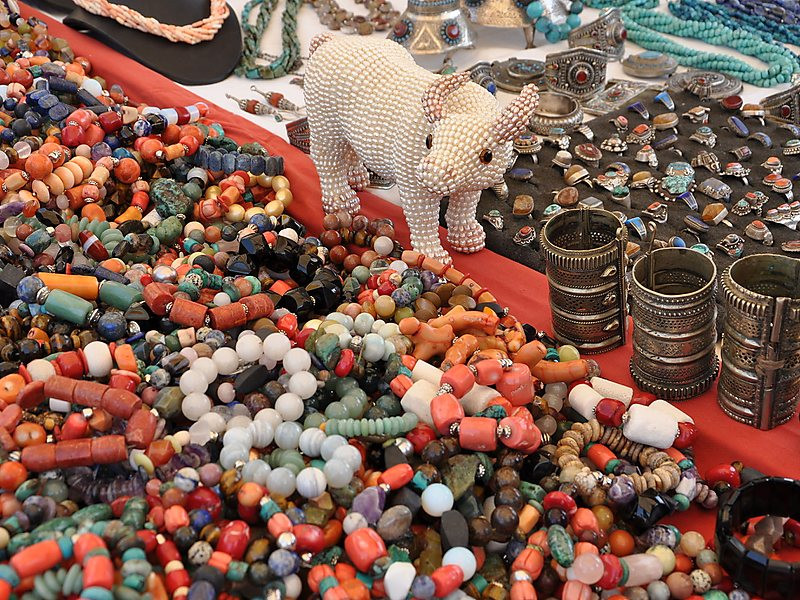 Tại đây có rất nhiều loại đá quý được bày bán giữa những “núi” hàng hóa khổng lồ. Ảnh: Sygic Travel.
