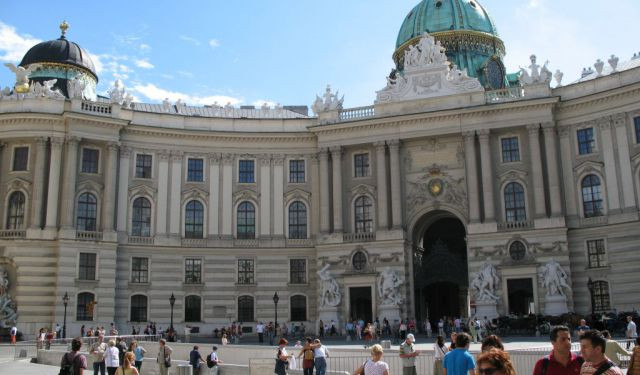 Vienna còn có nhiều công trình kiến trúc vào hàng đẹp nhất thế giới được xây dựng từ thời Trung cổ cho tới thời kỳ Baroque. Thành phố Vienna đã được UNESCO công nhận là khu vực di sản của thế giới. Ảnh: GPSmyCity.