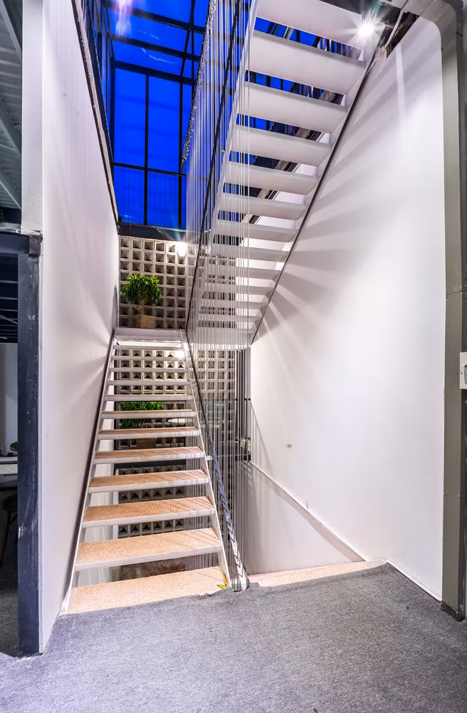 Cầu thang dây cáp hiện đại.