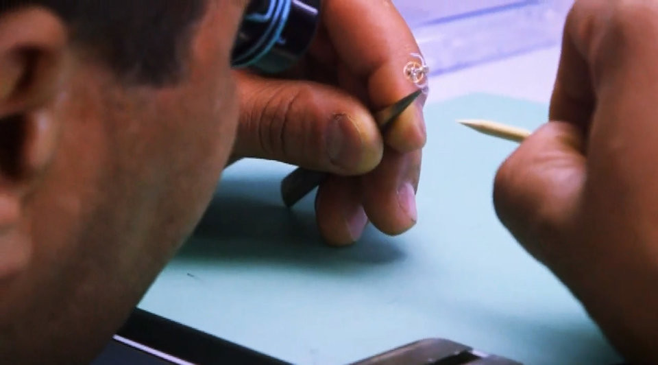 Một chi tiết bánh răng nhỏ nhất sai sót có thể khiến cả chiếc đồng hồ 500.000 USD trở thành đồ bỏ đi.