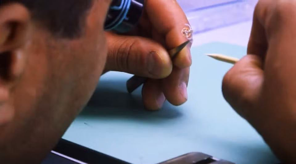 Một chi tiết bánh răng nhỏ nhất sai sót có thể khiến cả chiếc đồng hồ 500.000 USD trở thành đồ bỏ đi.