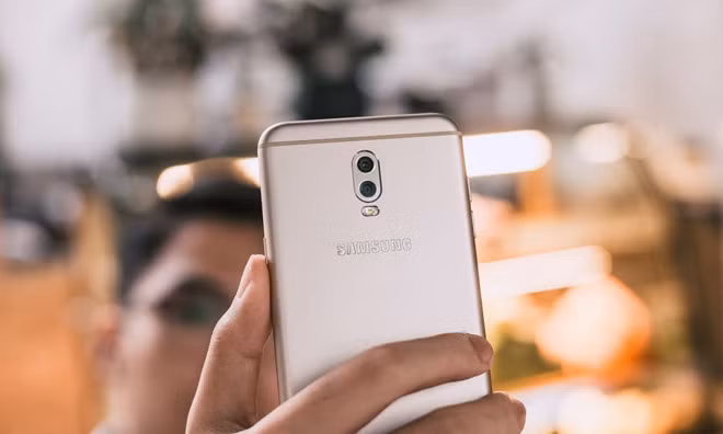 Galaxy J7+ cũng có camera sau kép.