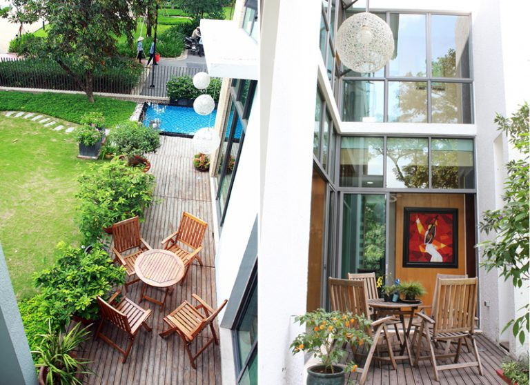 Góc thư giãn yên bình hướng ra khu vườn xinh xắn.