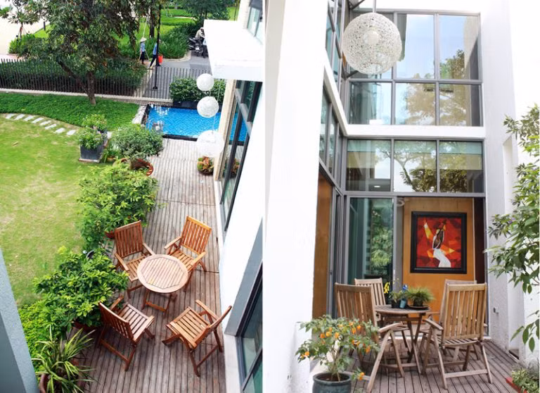 Góc thư giãn yên bình hướng ra khu vườn xinh xắn.