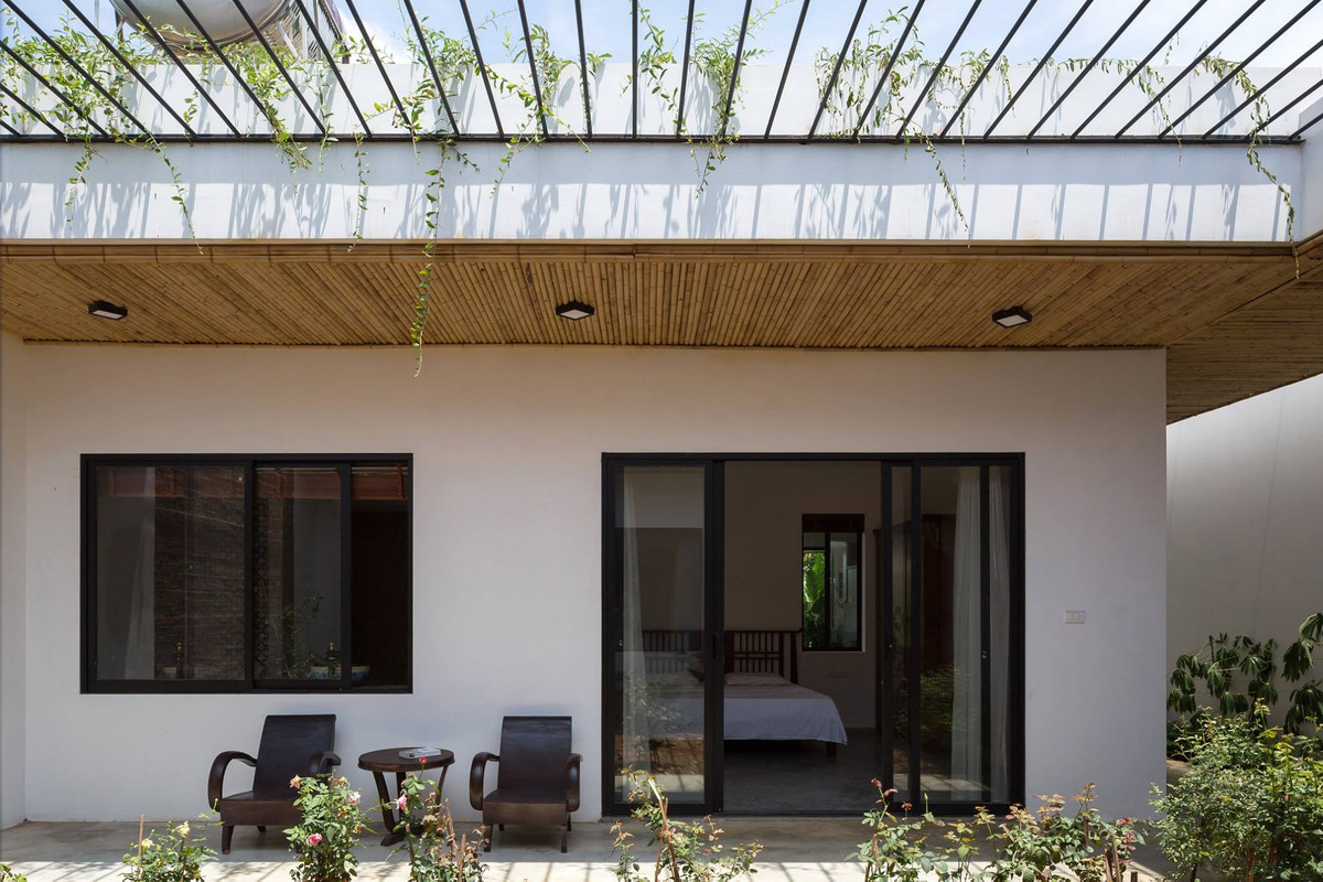 Bàn ghế mộc mạc bố trí ngoài hiên nhà là góc thưởng trà, ngắm cảnh vườn của gia chủ.